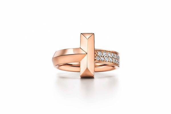 ティファニー"T"モチーフの新作ジュエリー、片側にダイヤモンドあしらったワイドリングやバングル