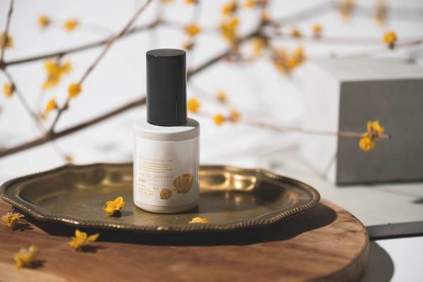 オサジ、冬の空に咲き誇る「蝋梅」の花の香りの限定フレグランス