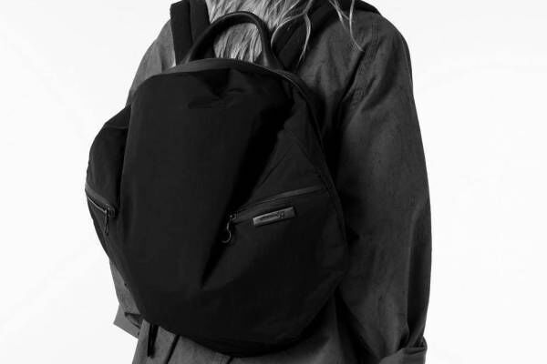 Y's×コート・エ・シエル“雨粒形”バックパックが復活、人間工学に基づいたユニセックスバッグ