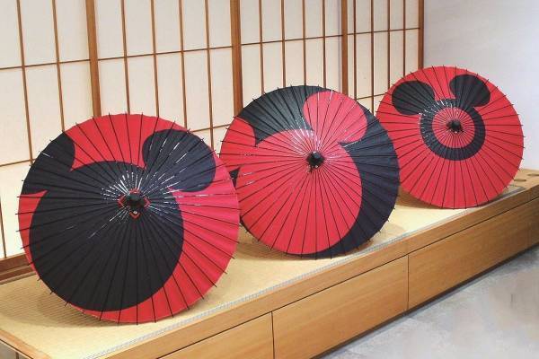 “ディズニー”デザインの伝統工芸品が京都に集結、映画『ファンタジア』を描いた京友禅振袖など展示