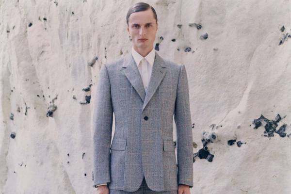 アレキサンダー・マックイーンの“伝統”を踏襲する新テーラード、ハイブリッドなトレンチコートやスーツ