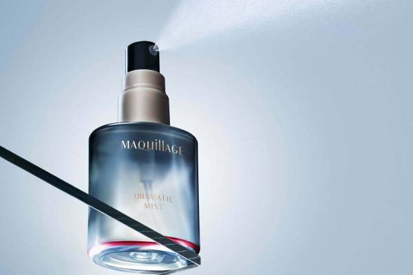 マキアージュ“化粧もちUP”「ドラマティックミスト」ひと吹きで“ツヤ肌”も叶うミスト化粧水