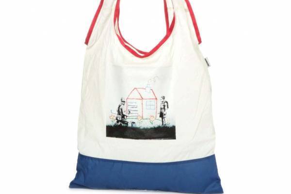 ニコアンド“バンクシー”の代表的アートを配したエコバッグ＆ハンカチ、AirPodsケースも