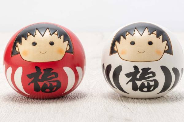 「ちびまる子ちゃん」が紅白ダルマ風“こけし”に、群馬・卯三郎こけしの手作りで