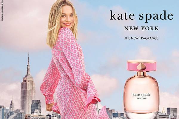 ケイト・スペード"ワイルドストロベリー&バラ"香るフレグランス、スペード輝くピンクのボトル