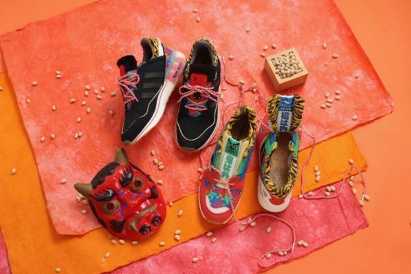 アトモス×アディダス オリジナルス“節分”スニーカー、赤青緑のカラフル＆虎柄ファー装飾のアッパー