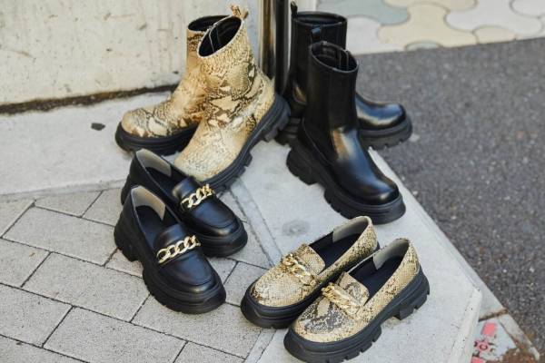 アトモス ピンク“厚底ソール”のミドル丈ブーツ＆チェーン付きローファー、初のオリジナルシューズ