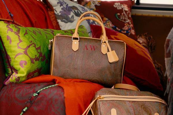 エトロがカスタマイズサービス「#ETROBYYOU」開始、ペイズリーアイテムにイニシャル刺繍を