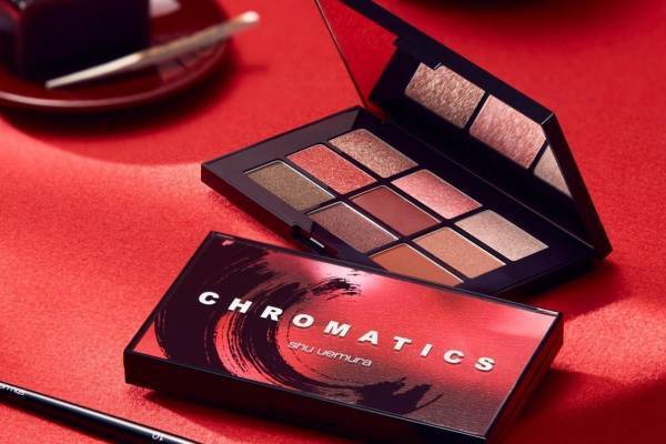 シュウ ウエムラ21年春コスメ、“和菓子”着想の“アズキカラー”アイパレット＆限定リップ