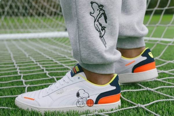 プーマ×ピーナッツ、“スヌーピー”がバスケットボールを楽しむスニーカー＆テニスで遊ぶフーディー