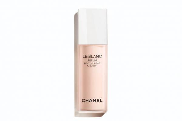 シャネル薬用美白美容液「ル ブラン セラム」進化、ピンク味を帯びた“ヘルシー ロージー グロウ肌”に