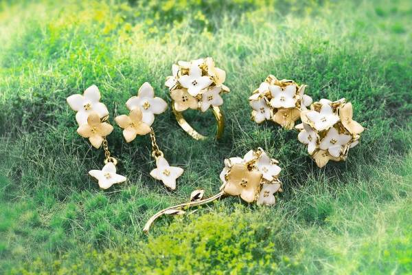 アンテプリマ 21年春の新作アクセサリー、小花を集めた“ブーケ”のリングやピアスなど