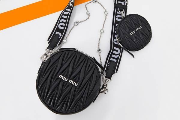 ミュウミュウ「マテラッセ」の新作バッグや花ビジュー輝くデニムジャケット、21春夏の新作から