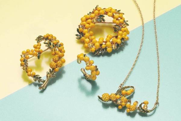 ヴァンドームブティック「ミモザ」アクセサリー、“花言葉”着想のLOVEネックレス＆ハートブローチ