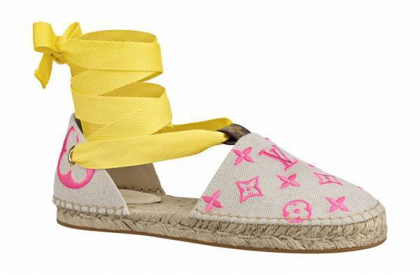 ルイ・ヴィトンの“ビタミンカラー”刺繍サンダル、キャンバス素材×モノグラム・パターン