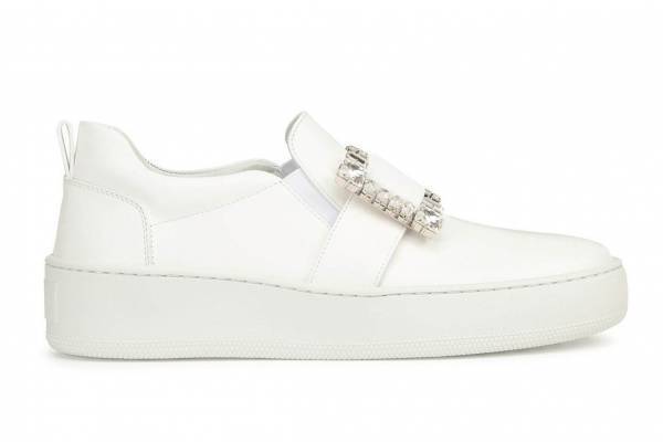 セルジオ ロッシの新作ウィメンズスニーカー、クリスタルを配した“バックル”＆厚底ソールで