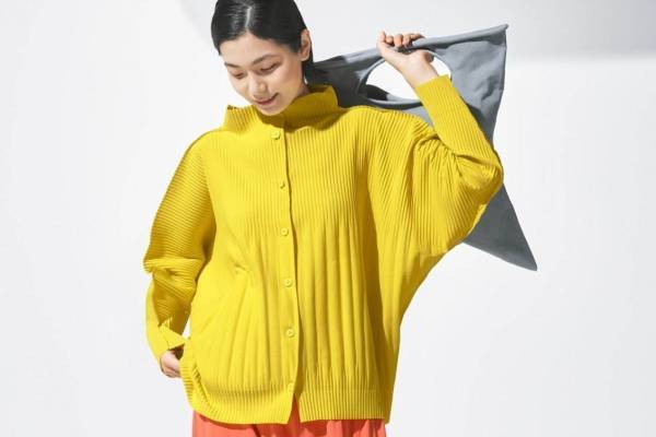 ミー イッセイ ミヤケの新作アイテム、“消しプリーツ”のカーディガンや四角形のハンドプリーツバッグ