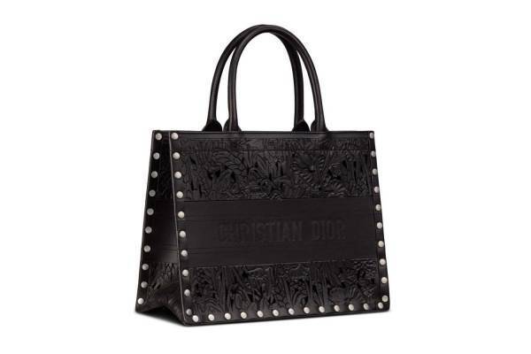 ディオール人気バッグ「ブック トート」に“飾り彫り”入りの新作、レザーカットによる花モチーフ