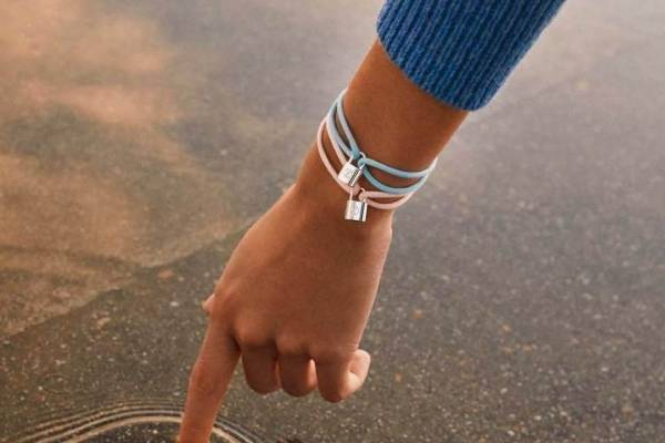 ルイ・ヴィトン“南京錠”モチーフの「シルバー・ロックイット」ブレスレット、新色パステルカラー