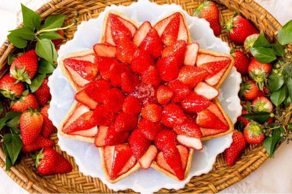 キル フェ ボン“苺づくし”のタルトが揃う「2021 ベリーストロベリー」紅ほっぺの贅沢タルトなど