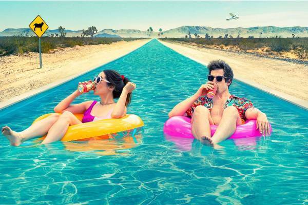 映画『パーム・スプリングス』‟タイムループ”に閉じ込められた、男女のラブコメディ