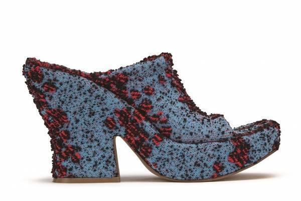 ボッテガ・ヴェネタ新作ウェッジサンダル＆メンズスリッポン、エッジィな配色×温かみのある素材感