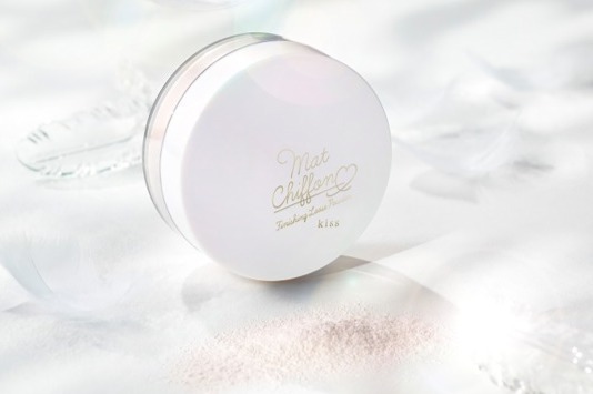 キス“ふんわりセミマット肌”続くフェイスパウダー、マットシフォンシリーズの新作