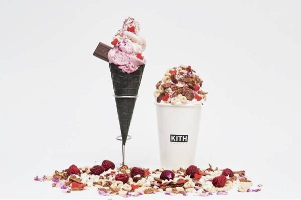 キス トリーツのバレンタイン限定アイス、バラの花束＆ハートのスプリンクルをトッピング