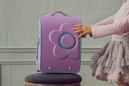 マリークヮント新作「デイジーモチーフ」ランドセル、クリスタルが輝くフラワーチャーム付き