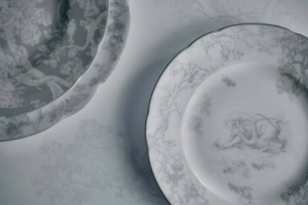 ディオール メゾン“トワル ドゥ ジュイ”の食器に新色グレー、植物＆タイガーモチーフのテーブルウェア