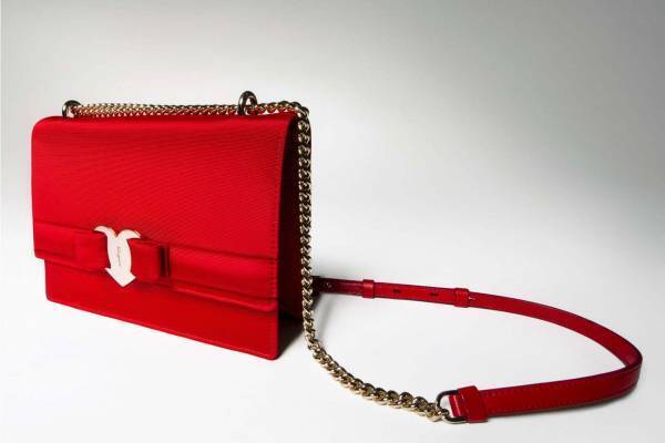 サルヴァトーレ フェラガモのバレンタイン向け“赤リボン”の「ヴァラ」バッグやシューズ