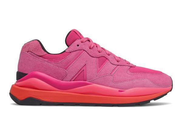 ニューバランスのスニーカー「57/40」新色、バレンタインイメージの“オールピンク”