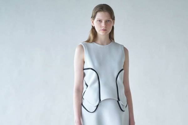 イッセイ ミヤケ"ファスナーで繋ぎ合わせる"ウェアや"ポーチにすべて収まる"ジャケットなど