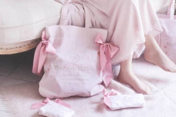 メゾン ド フルール“桜の花びら”刺繍トートバッグ、チュール生地×サテンリボンの限定ポーチも