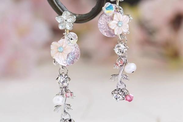 京都発“ピアスのようなイヤリング”「ぴあり」桜咲く春の鴨川をピンク色ガラスやパールで表現