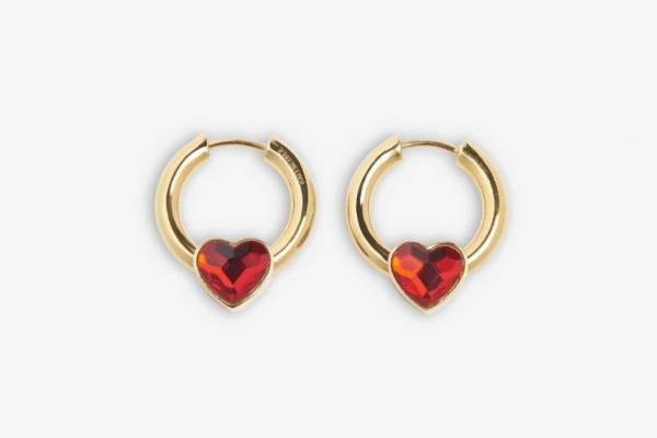 バレンシアガのバレンタイン"ハート"モチーフのウェアやピアス、フラワーチャーム付きネックレスも