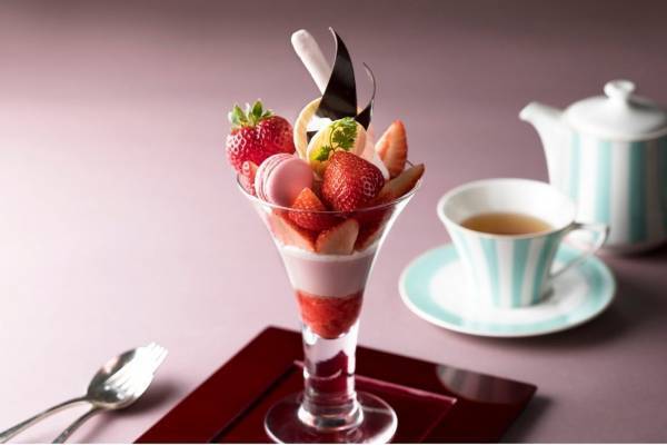 “苺尽くし”パフェが東京ステーションで、フレッシュいちご＆苺マカロンなど贅沢トッピング