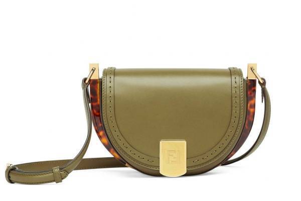 フェンディの新作「ムーンライト」バッグ、べっ甲風パーツを配した“半月型”サッチェルバッグ