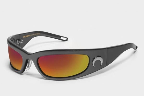 マリーン セル×ジェントルモンスター“三日月”モチーフサングラス、両ブランドのロゴを刻印