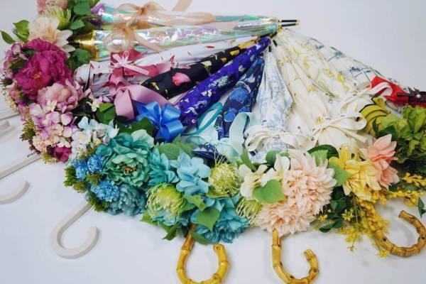“花束みたいな傘”アンブレラブーケ、Wpc.がフラワーショップ「カレンド」とコラボ