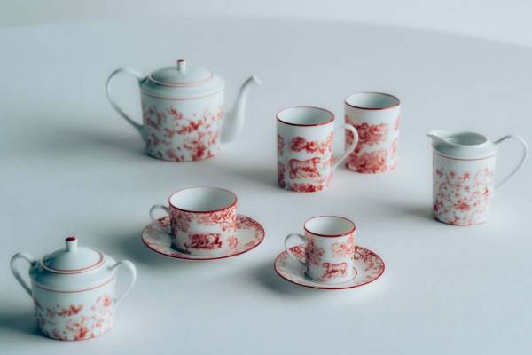 ディオール メゾン“生命の色”レッドカラーの新作テーブルウェア、トワル ドゥ ジュイの陶器カップなど