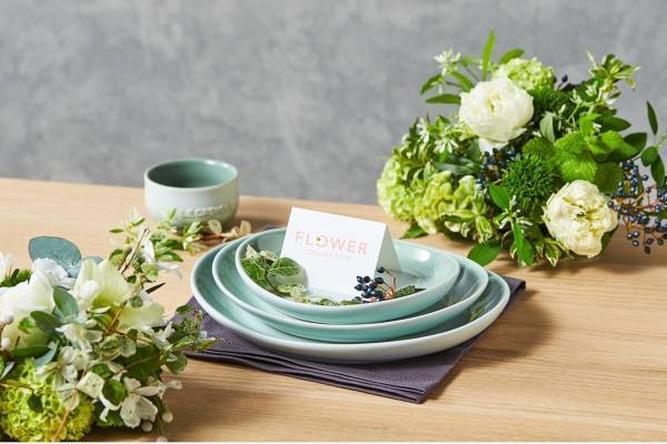 ル・クルーゼ、重ねて花のようなビジュアルになる花びら型プレート＆ディッシュなど