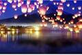「富士河口湖スカイランタンフェスティバル」LEDランタンが夜空に浮かぶ、幻想的なナイトイベント