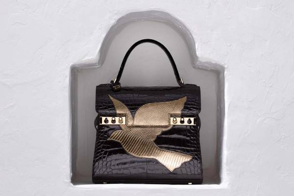 デルヴォー、ルネ・マグリット『光の帝国』着想の新作バッグ＆革小物、空を舞うハトやりんごがモチーフ