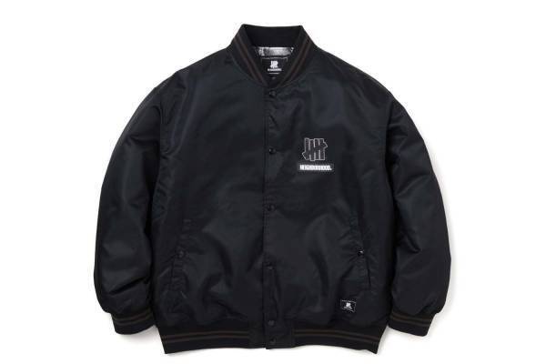 ネイバーフッド × アンディフィーテッド、レザーロゴ入りジャケット＆顔料染めブラックフーディ