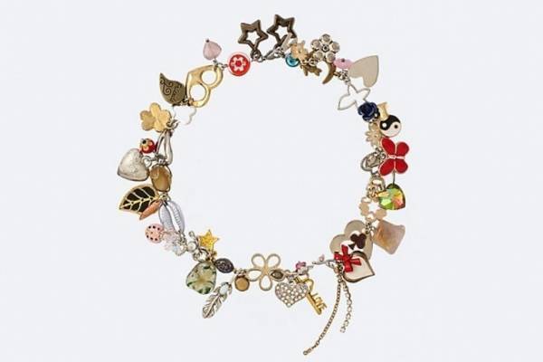 マーランドバッカスの“ヴィンテージチャーム”ネックレス、星やハートのカラフルチャーム