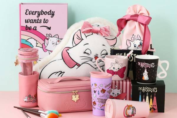 フランフラン、ディズニー『おしゃれキャット』マリー主役のマグカップ&“絵筆”風メイクブラシセット