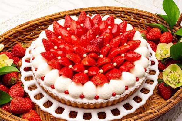 キルフェボンのホワイトデー「イチゴとオレンジムースのタルト」旬の苺＆パールチョコを飾って