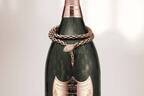 ブルガリ×ドン ペリニヨン ロゼ「セルペンティ」ネックレスを纏った“蛇の鱗”モチーフの限定ボトル