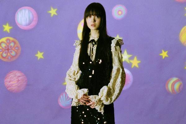 アナ スイ 2021-22年秋冬コレクション - 壁穴から覗く、サイケデリックな色の世界